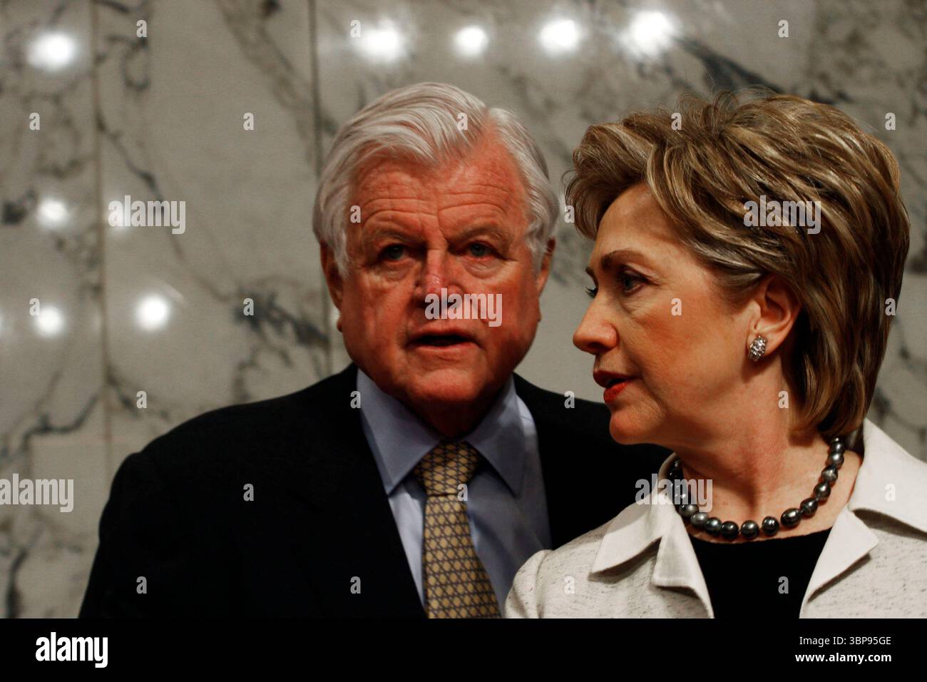 Senator Kennedy und Clinton reden vor der Anhörung Stockfoto