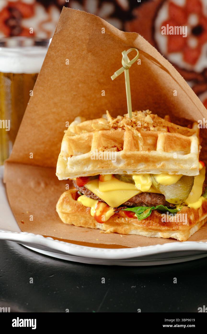Belgische Waffel mit Fleisch und Käse Stockfoto