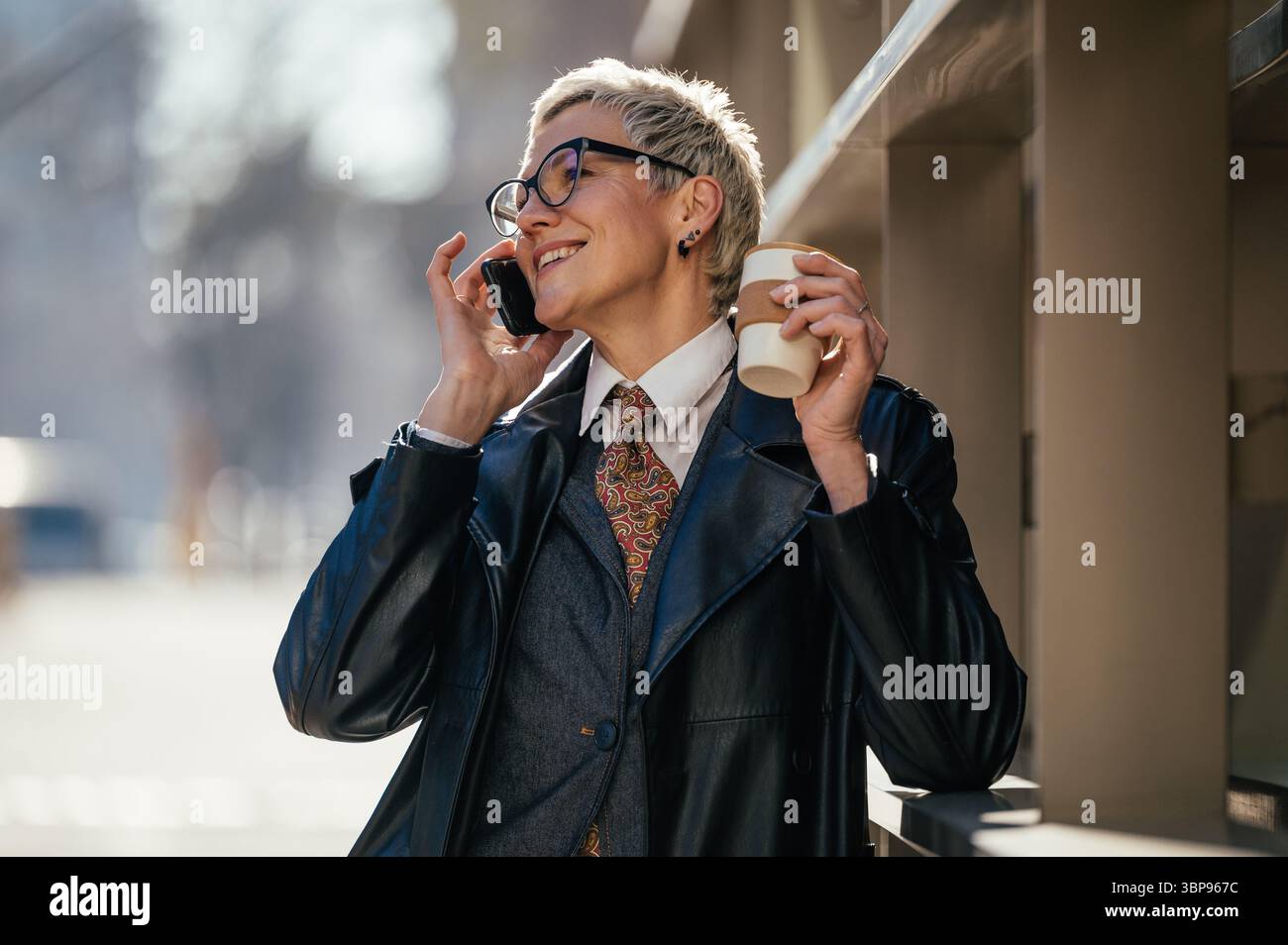 Selbstbewusste Geschäftsfrau-Networking im urbanen barcelona Stockfoto
