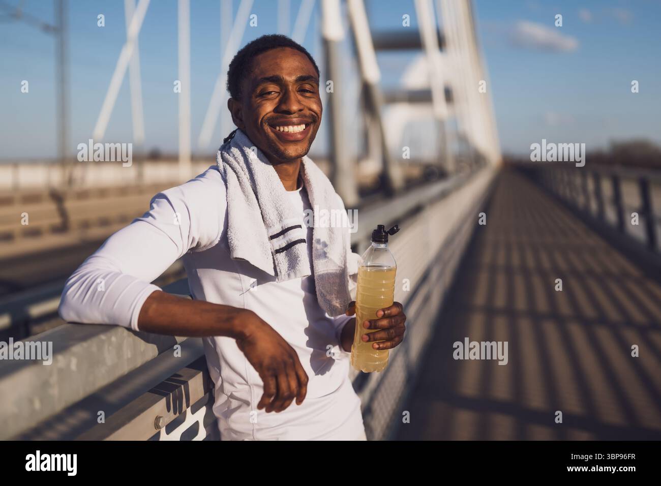 Porträt eines jungen afroamerikanischen Mannes, der bereit ist für Sporttraining. Stockfoto