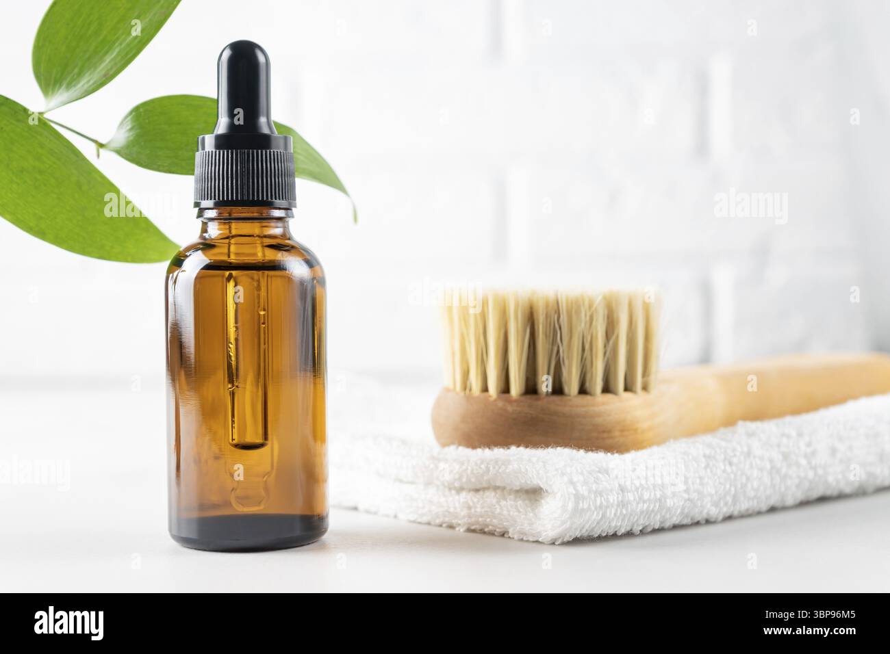 Set von Home SPA kosmetische Produkte. Trockene Bürste, Bio-Öl, Handtuch. Anti-Cellulite-Bürste für trockene Körpermassage. Bio-Scin-Pflege für Frauen. Zellull verhindern Stockfoto