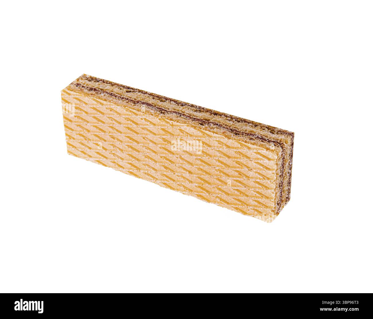 Food, Ein mehrschichtiger Waffelkeks wird vor einem schlichten weißen Hintergrund präsentiert. Das markante Muster und die Textur des Wafers sind deutlich sichtbar und deutlich sichtbar Stockfoto