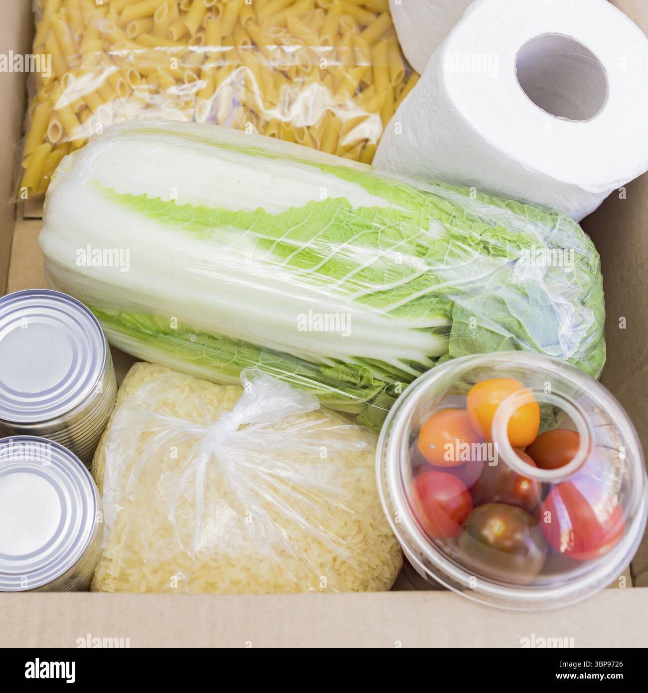 Draufsicht auf Spendenbox. Lebensmittel für die Quarantäne Isolationszeit Stockfoto