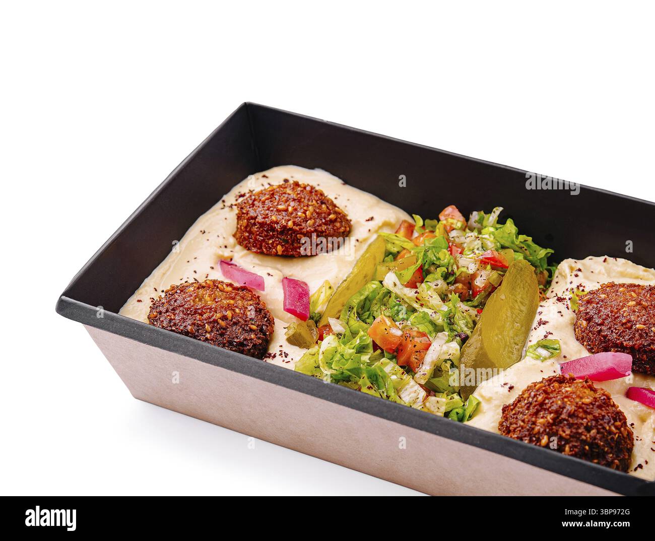 Speisen: Diese verführerische Falafelplatte bietet knusprige Falafelbällchen, serviert mit frischem Gemüse, einschließlich Salat, Tomaten und Gurken, mit denen Sie getränkt werden Stockfoto