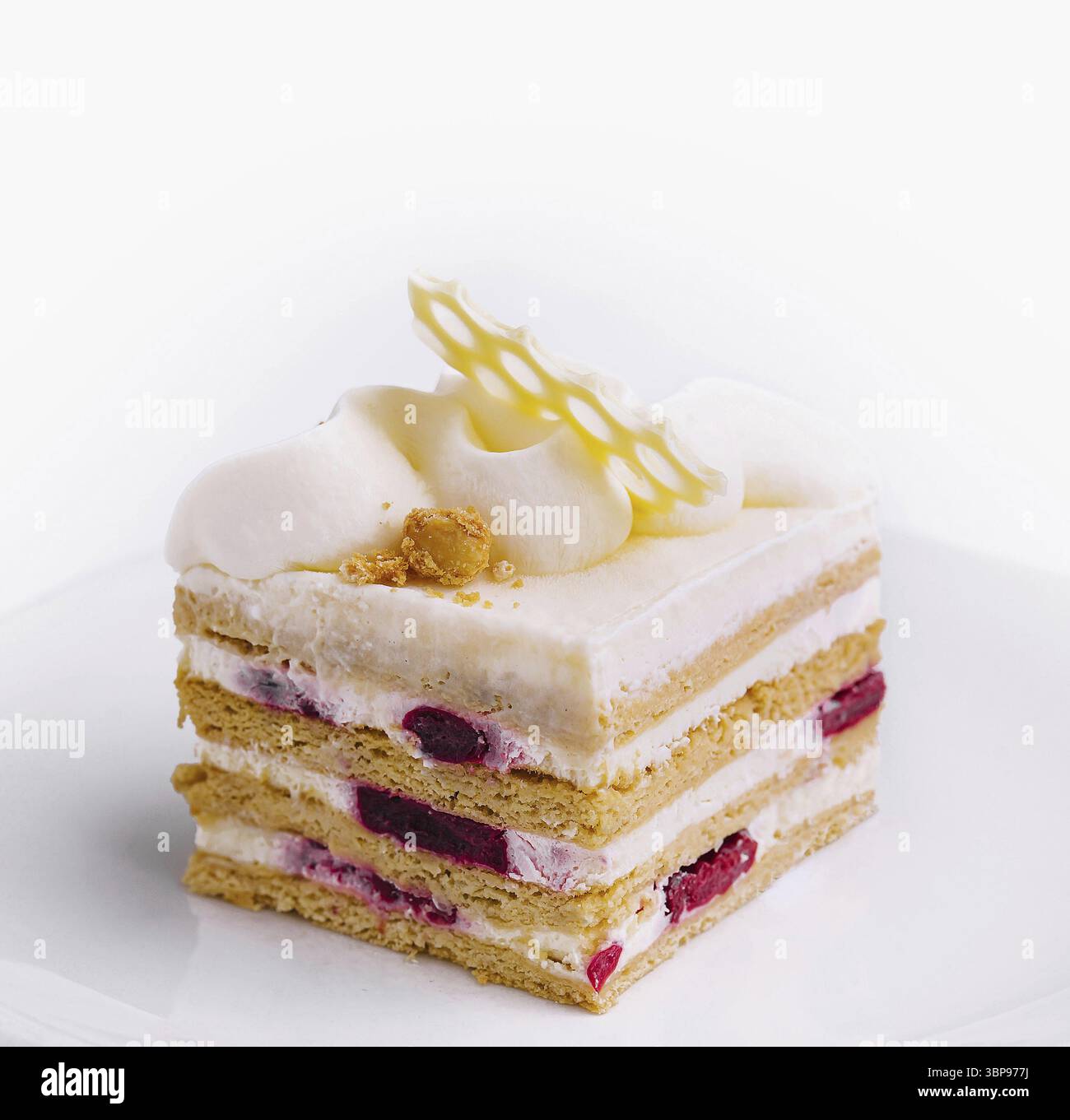 Essen, Gourmet-Kuchen mit Sahne und Fruchtfüllung auf einem makellosen weißen Hintergrund Stockfoto