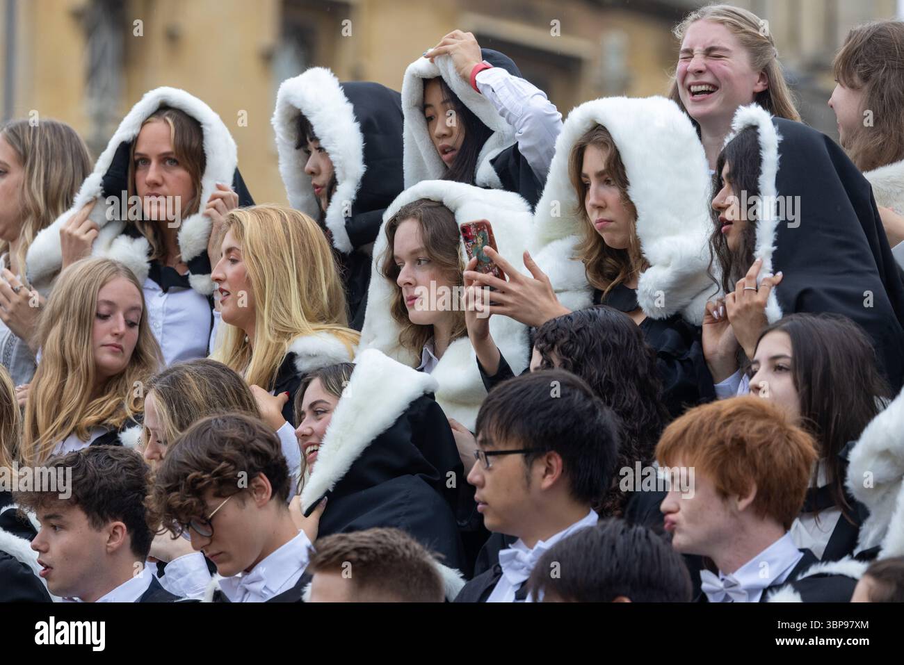 Eigenständiges Bild vom 2. Juli zeigt Studenten des St John’s College ...
