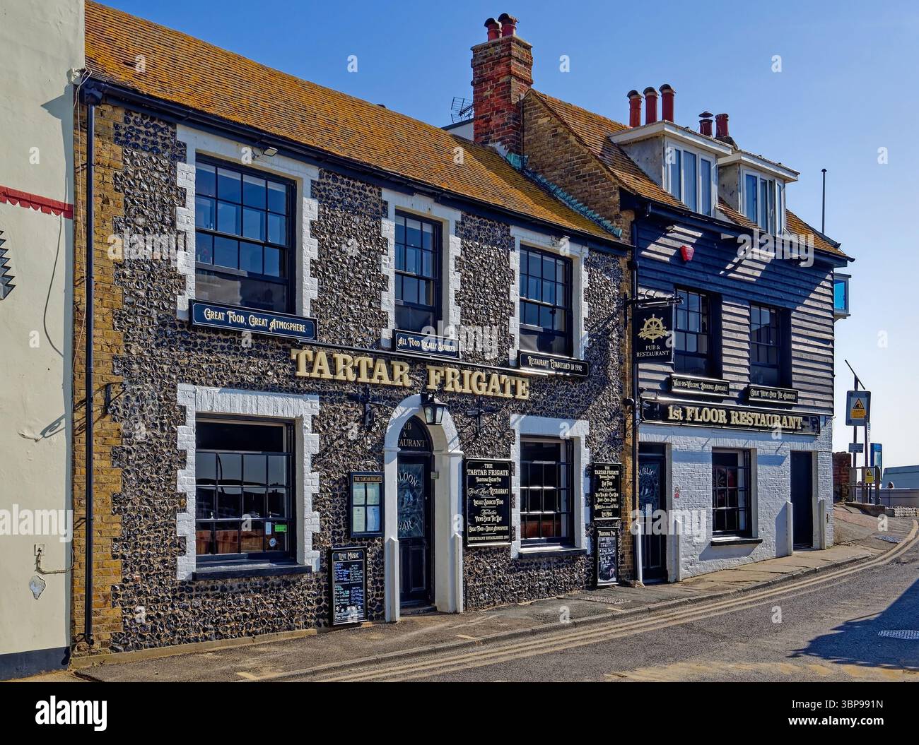 Großbritannien, Kent, Thanet, Broadstairs, Harbour Street, das Tartar Frigate Pub und Restaurant. Stockfoto