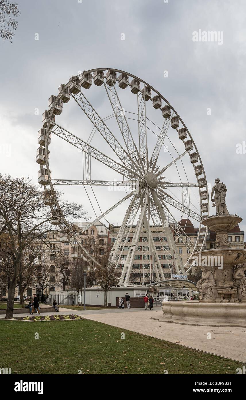 Riesenrad von Budapest in einem Park mit grünem Rasen, Budapest, Ungarn, 12. März 2025 Stockfoto