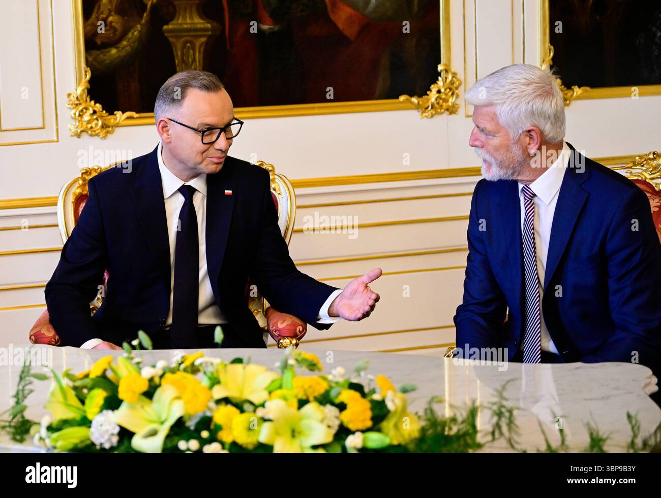 Prag, Tschechische Republik. Juli 2025. Von rechts empfängt der tschechische Präsident Petr Pavel den scheidenden polnischen Präsidenten Andrzej Duda am 7. Juli 2025 in der Prager Burg in der Tschechischen Republik. Quelle: Roman Vondrous/CTK Photo/Alamy Live News Stockfoto