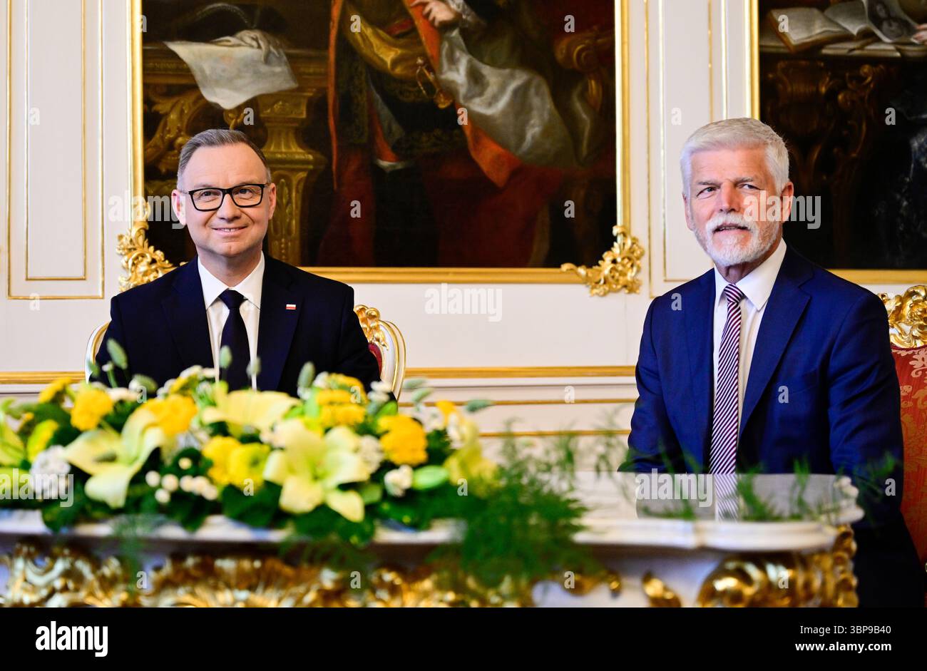 Prag, Tschechische Republik. Juli 2025. Von rechts empfängt der tschechische Präsident Petr Pavel den scheidenden polnischen Präsidenten Andrzej Duda am 7. Juli 2025 in der Prager Burg in der Tschechischen Republik. Quelle: Roman Vondrous/CTK Photo/Alamy Live News Stockfoto