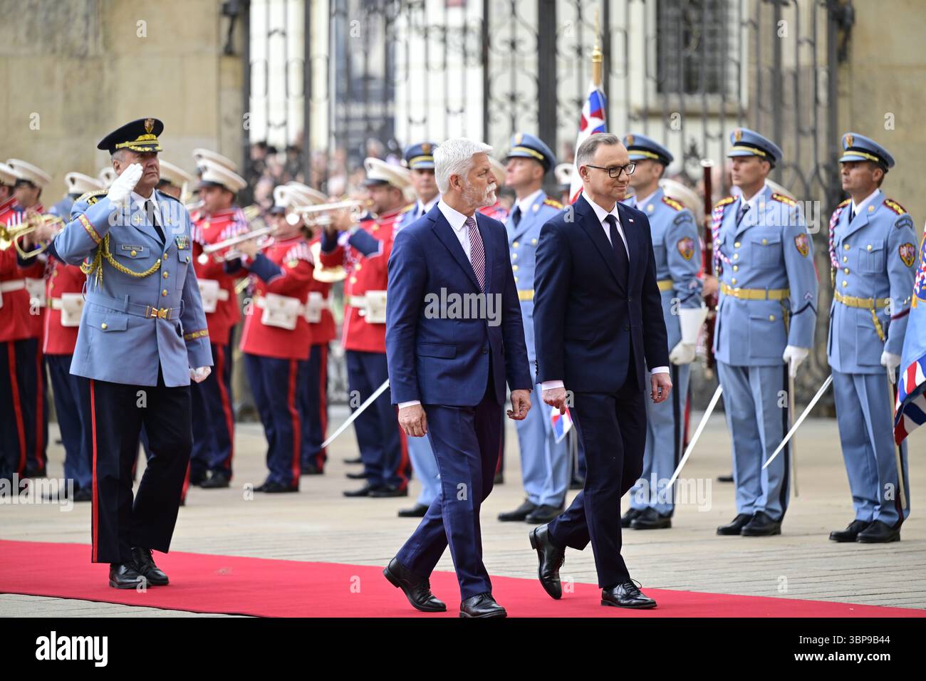 Prag, Tschechische Republik. Juli 2025. Mitte von links der tschechische Präsident Petr Pavel empfängt den scheidenden polnischen Präsidenten Andrzej Duda am 7. Juli 2025 in der Prager Burg in der Tschechischen Republik. Quelle: Roman Vondrous/CTK Photo/Alamy Live News Stockfoto