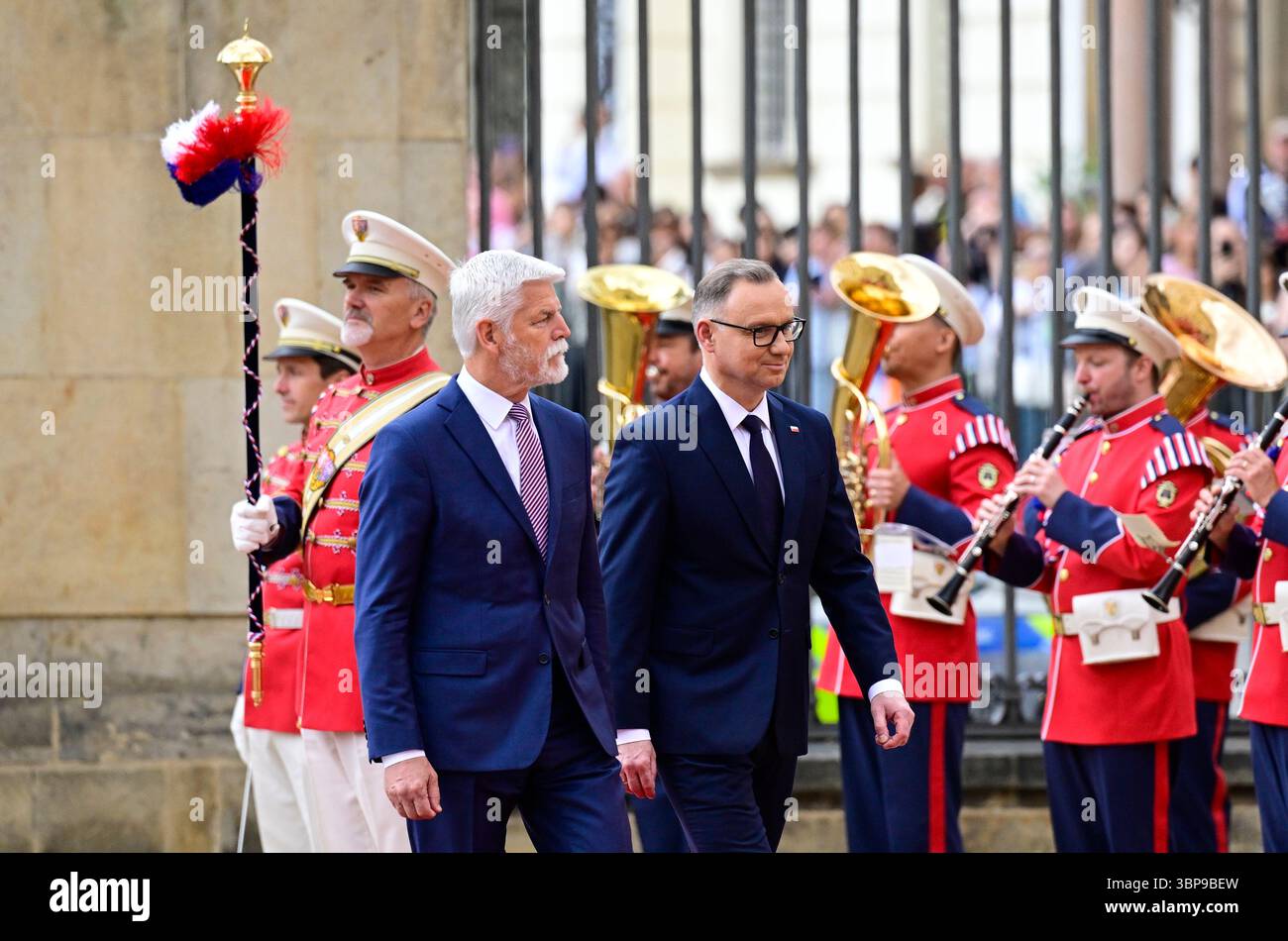 Prag, Tschechische Republik. Juli 2025. Von links empfängt der tschechische Präsident Petr Pavel den scheidenden polnischen Präsidenten Andrzej Duda am 7. Juli 2025 in der Prager Burg in der Tschechischen Republik. Quelle: Roman Vondrous/CTK Photo/Alamy Live News Stockfoto