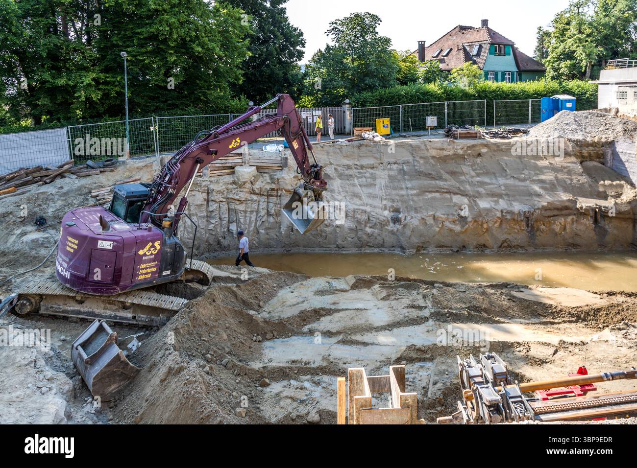 Das Mia- und Hermann-Hessen-Haus ist durch eine Baustelle oberhalb des Hanges bedroht. Hermann Hesse lobte einmal die Lage seines Grundstücks mit den Worten: 'Die Lage ist sehr schön, Quellwasser ist sehr nah, und es sind nur drei Minuten zum Dorf mit weitem Blick auf zwei Seiten.' Es sieht so aus, als würde der mehrgeschossige Neubau nun die Wasserversorgung des historischen Gartens von Hermann Hesse unterbrechen, da der Neubau auch mehrere Stockwerke unterirdisch erweitert und alte Wasseradern unterbricht, die die Pflanzen und Bäume unterhalb der Hanglage mit Wasser versorgten. Gaienhofen, Baden-Württemberg, Germa Stockfoto