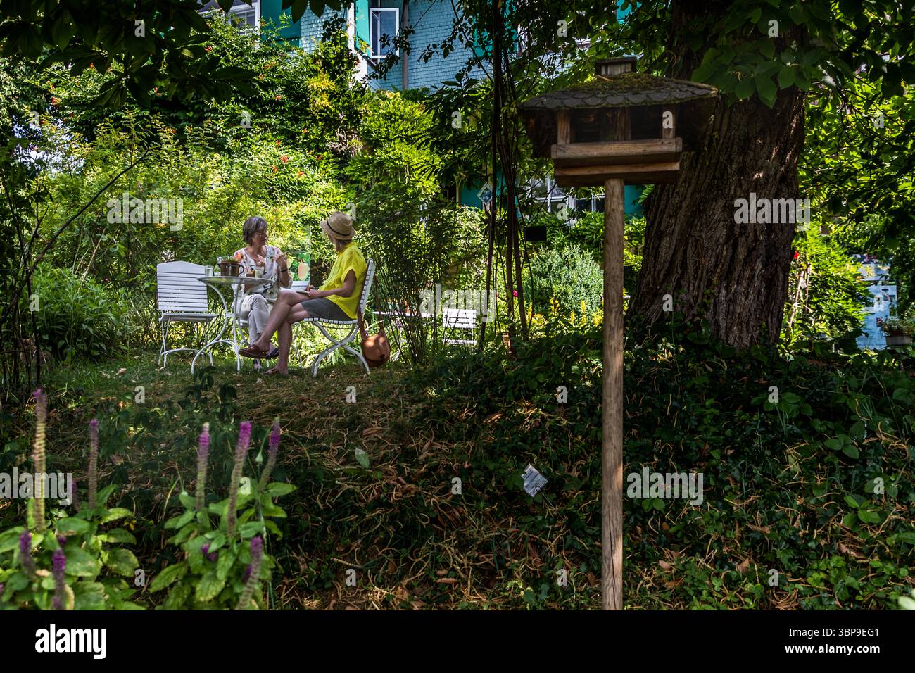 Eva Eberwein im Gespräch mit Angela Berg. Garten des Mia- und Hermann-Hesse-Hauses. Hermann-Hesse-Weg, Gaienhofen, Baden-Württemberg, Deutschland Stockfoto