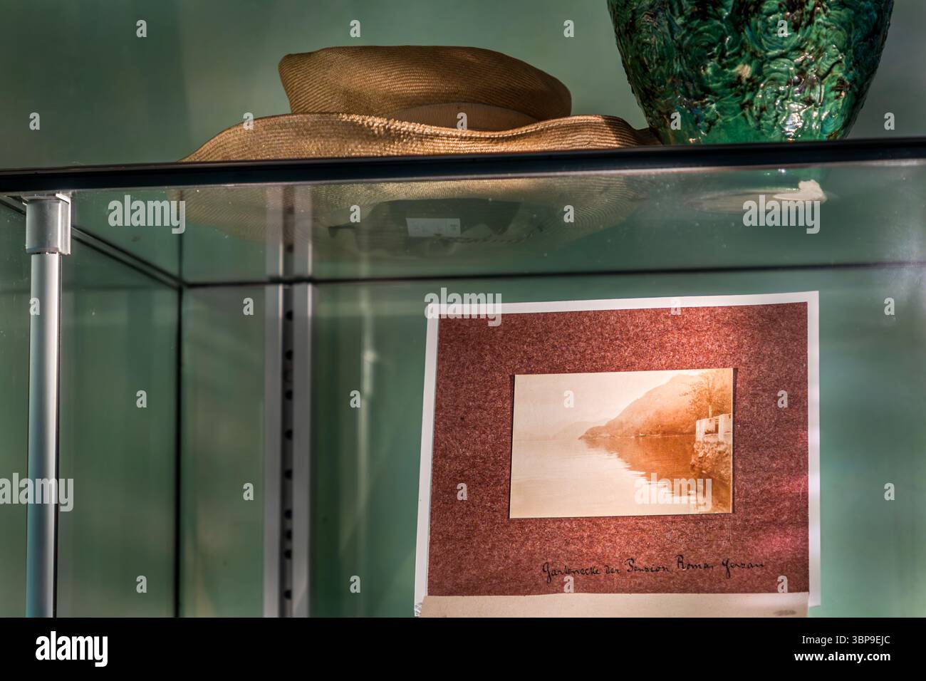 Urlaubsfoto der Fotografin Mia Hesse in ihrem Haus. Der Schriftsteller, der sich von seiner Frau geschieden hatte, liebte dieses Foto bis zu seinem Tod. Hermann Hesses Hut auf der Vitrine. Hermann-Hesse-Weg, Gaienhofen, Baden-Württemberg, Deutschland Stockfoto
