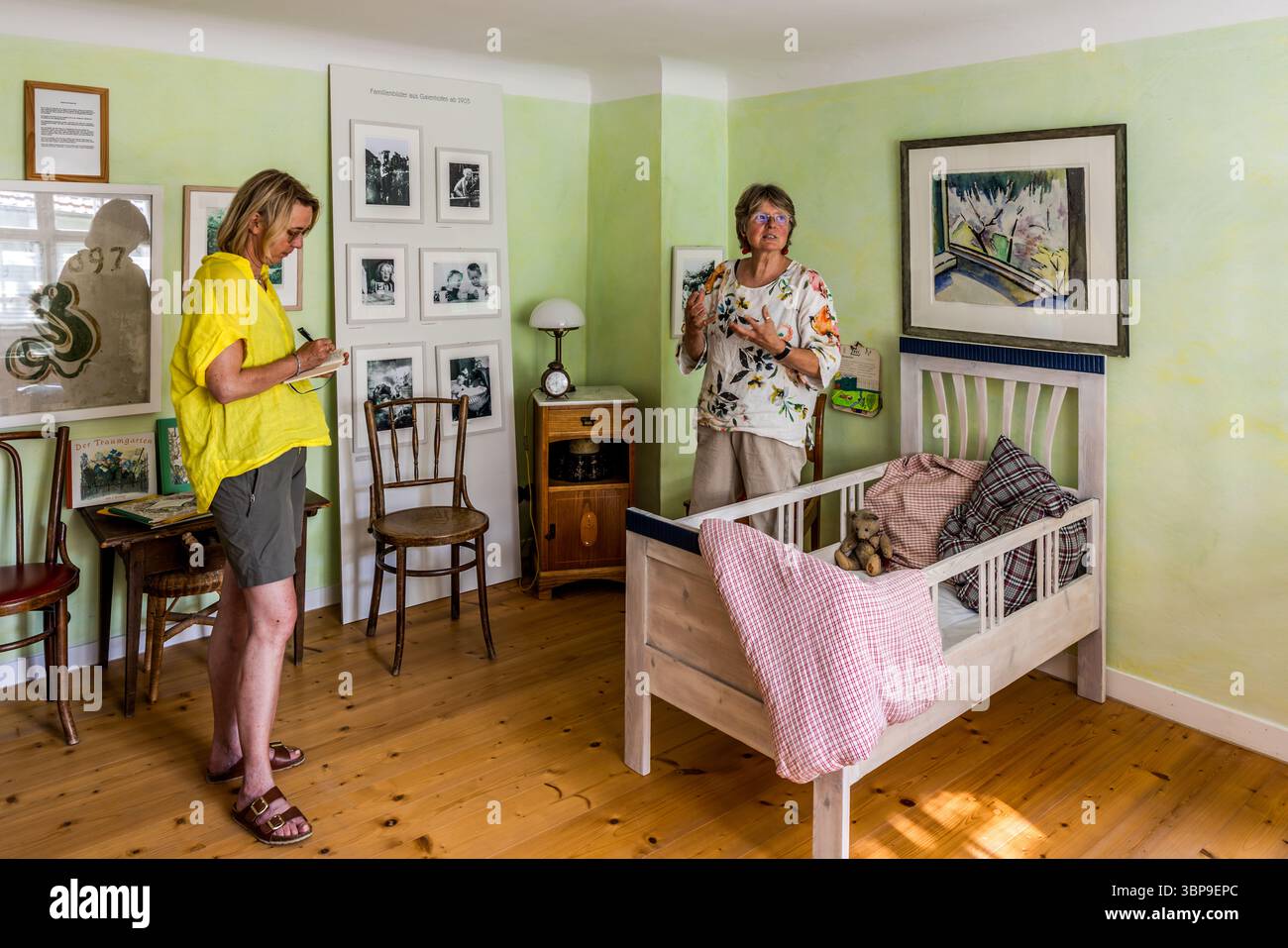 Eva Eberwein führt die Reisejournalistin Angela Berg durch das Mia und Hermann Hessehaus. Hermann-Hesse-Weg, Gaienhofen, Baden-Württemberg, Deutschland Stockfoto
