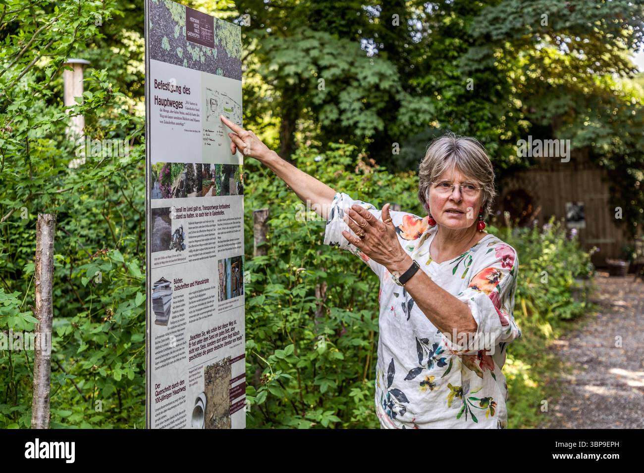 Eva Eberwein führt Sie durch den Garten des Mia und Hermann Hessehauses. Hermann-Hesse-Weg, Gaienhofen, Baden-Württemberg, Deutschland Stockfoto
