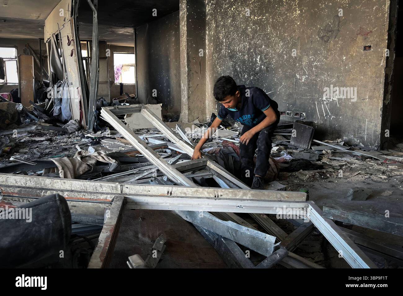 Eine Ansicht der Schäden am Rimal Klinikgebäude Eine Ansicht der Schäden am Rimal Klinikgebäude, in dem Vertriebene nach den israelischen Angriffen in Gaza-Stadt am 7. Juli 2025 untergebracht sind. Foto: Hadi Daoud apaimages Gaza-Stadt Gaza-Streifen palästinensisches Gebiet 070725_Gaza_HD_009 Copyright: XapaimagesxHadixDaoudxxapaimagesx Stockfoto