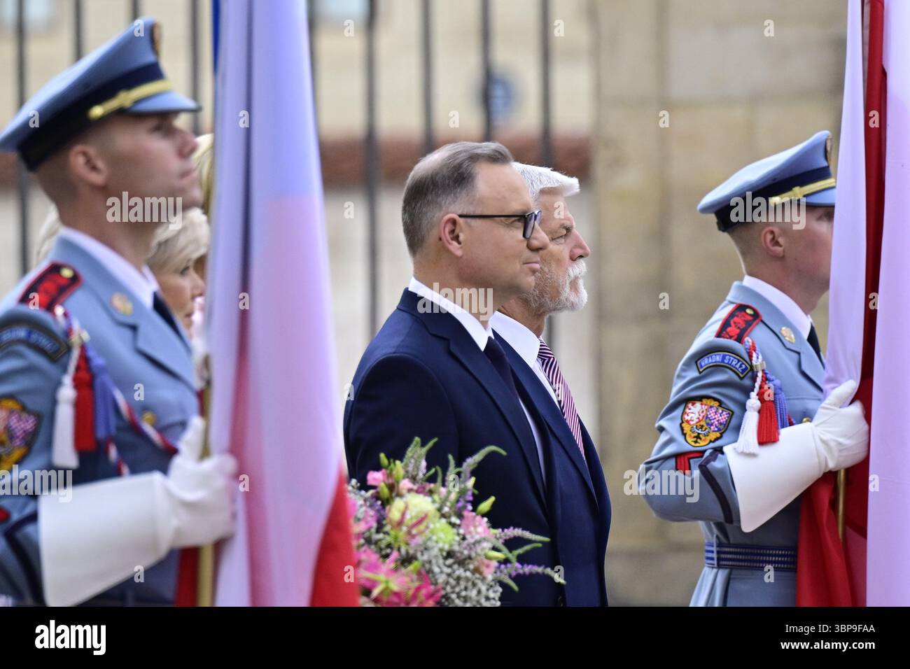 Prag, Tschechische Republik. Juli 2025. Mitte von rechts der tschechische Präsident Petr Pavel empfängt den scheidenden polnischen Präsidenten Andrzej Duda am 7. Juli 2025 in der Prager Burg in der Tschechischen Republik. Quelle: Roman Vondrous/CTK Photo/Alamy Live News Stockfoto