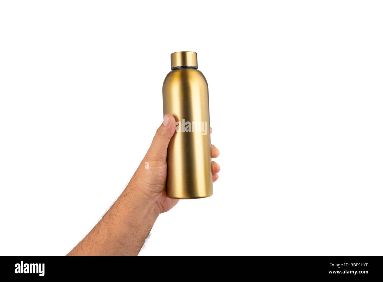 Thermosflasche aus goldfarbenem Metall in der Hand isoliert auf weißem Hintergrund. Ergonomische Größe und glatte Oberfläche sichtbar im Griff. Stockfoto