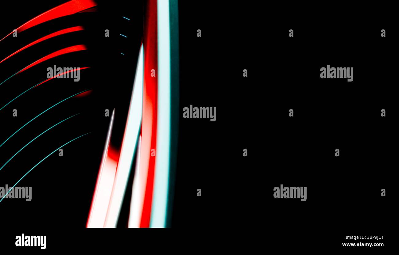 Abstraktes Bild von roten und weißen diagonalen Lichtspuren auf schwarzem Hintergrund. 3D-Rendering Stockfoto