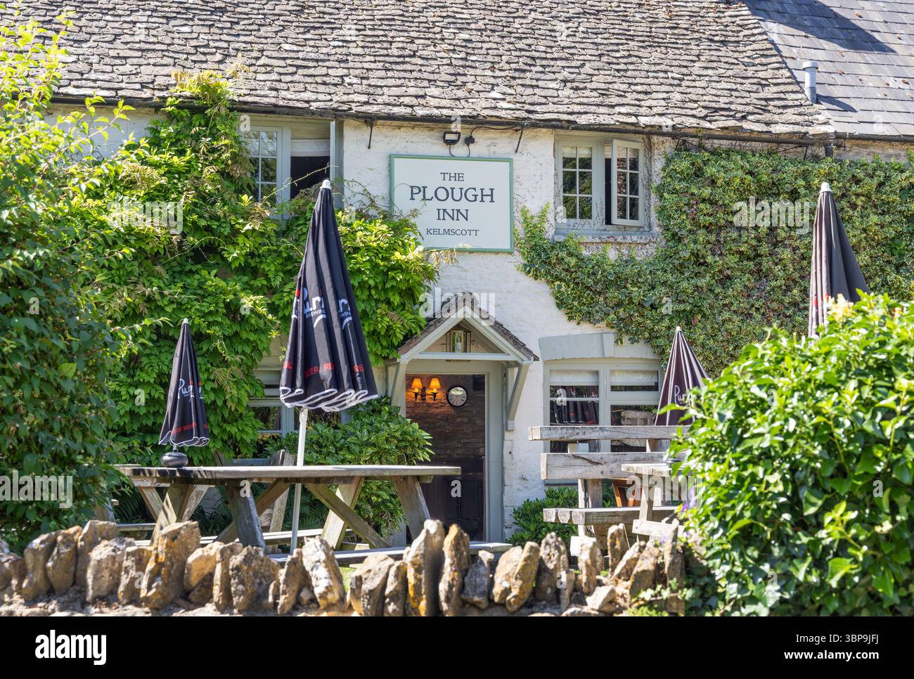 The Plough Inn, ein traditioneller Country Pub aus dem 17. Jahrhundert im Dorf Kelmscott, West Oxfordshire, Großbritannien. Stockfoto