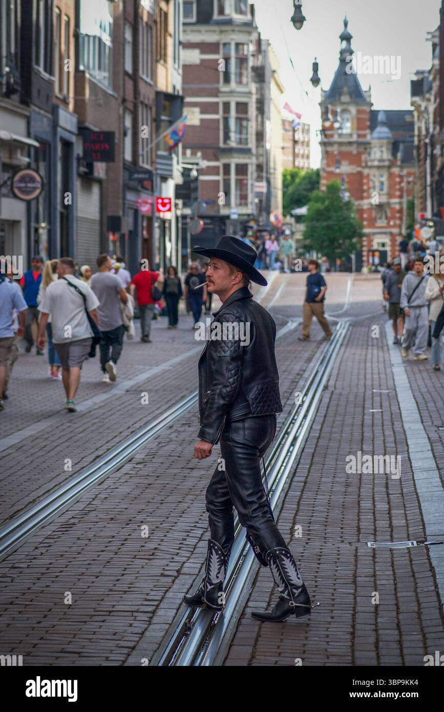 Straßenszenen in Amsterdam, Niederlande - Mann mit Lederoutfit und Cowboyhut Stockfoto