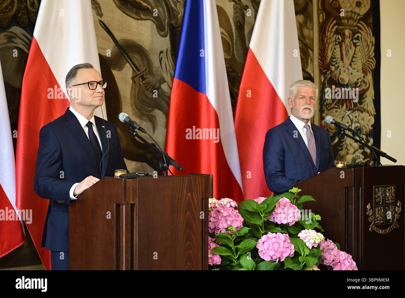Prag, Tschechische Republik. Juli 2025. Von rechts empfängt der tschechische Präsident Petr Pavel den scheidenden polnischen Präsidenten Andrzej Duda am 7. Juli 2025 in der Prager Burg in der Tschechischen Republik. Quelle: Roman Vondrous/CTK Photo/Alamy Live News Stockfoto