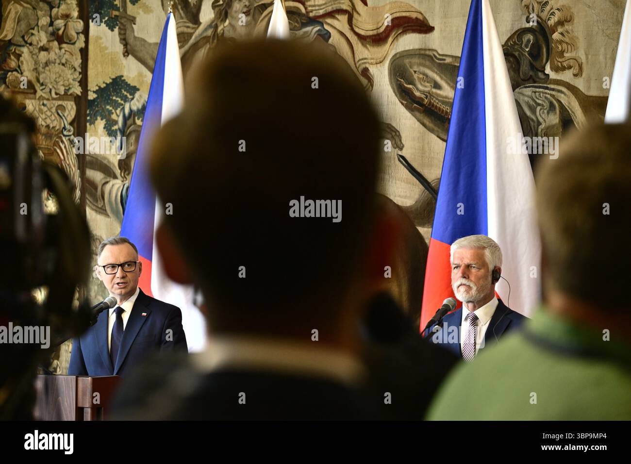 Prag, Tschechische Republik. Juli 2025. Von rechts empfängt der tschechische Präsident Petr Pavel den scheidenden polnischen Präsidenten Andrzej Duda am 7. Juli 2025 in der Prager Burg in der Tschechischen Republik. Quelle: Roman Vondrous/CTK Photo/Alamy Live News Stockfoto