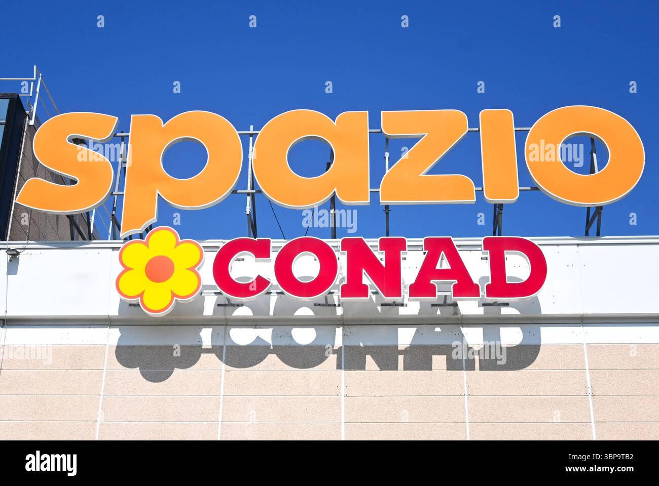 CONAD Spazio Supermercato - Supermarkt Einkaufszentrum in Pesaro. CONAD ist ein italienischer Kooperationsverband von Einzelhaendlern mit Sitz in Bologna. Der Verband vereint 3401 angeschlossene Verkaufsstellen mit insgesamt etwa 65800 Mitarbeitern in ganz Italien. Das Unternehmen erzielte im Jahr 2021 einen Umsatz von knapp 17 Milliarden Euro *** Conad Spazio Supermercato Supermarket Shopping Center in Pesaro Conad ist ein italienischer Kooperationsverband von Einzelhändlern mit Sitz in Bologna der Verband vereint 3401 Filialen mit insgesamt rund 65800 Mitarbeitern in ganz Italien Stockfoto
