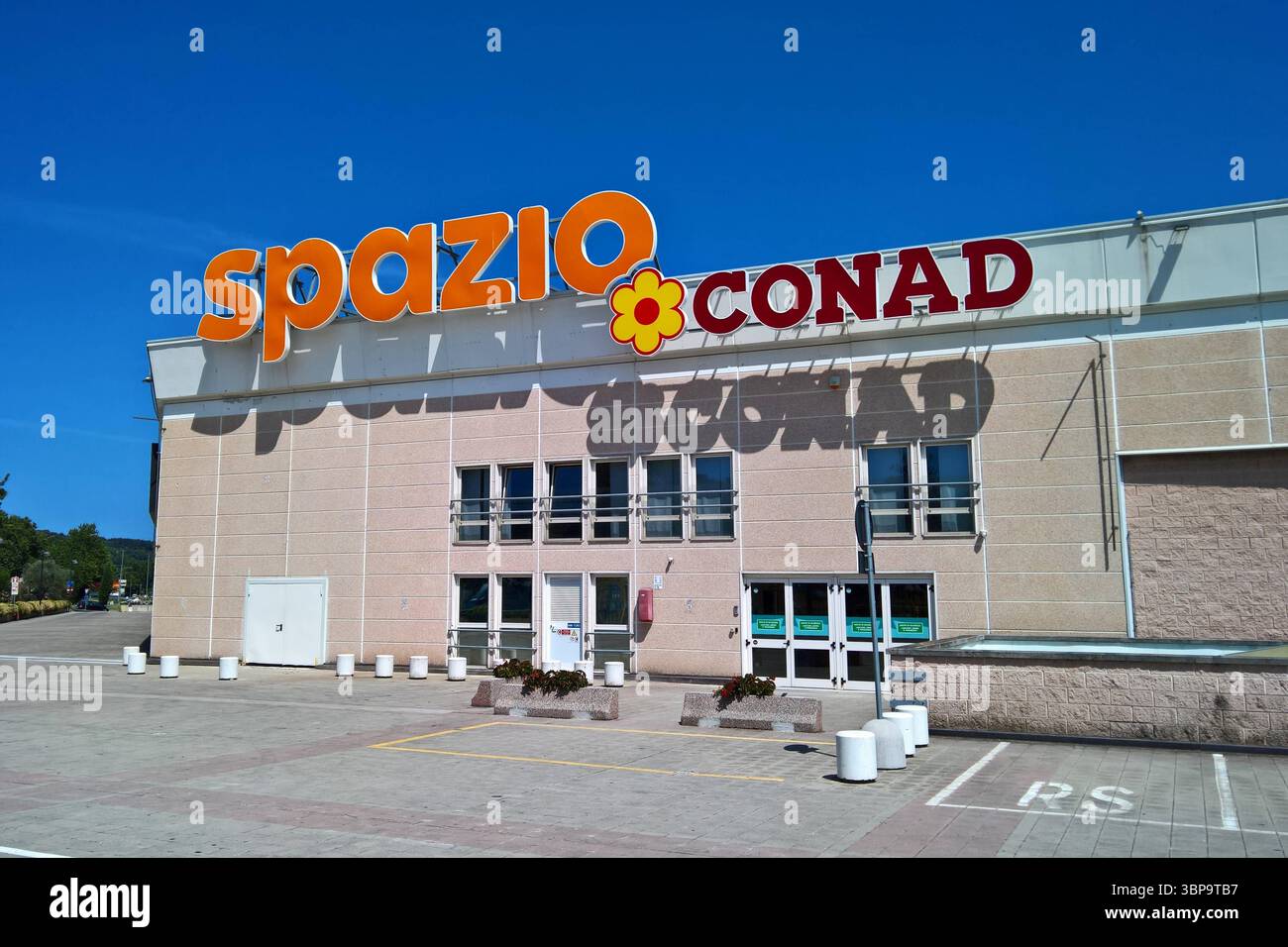 CONAD Spazio Supermercato - Supermarkt Einkaufszentrum in Pesaro. CONAD ist ein italienischer Kooperationsverband von Einzelhaendlern mit Sitz in Bologna. Der Verband vereint 3401 angeschlossene Verkaufsstellen mit insgesamt etwa 65800 Mitarbeitern in ganz Italien. Das Unternehmen erzielte im Jahr 2021 einen Umsatz von knapp 17 Milliarden Euro *** Conad Spazio Supermercato Supermarket Shopping Center in Pesaro Conad ist ein italienischer Kooperationsverband von Einzelhändlern mit Sitz in Bologna der Verband vereint 3401 Filialen mit insgesamt rund 65800 Mitarbeitern in ganz Italien Stockfoto