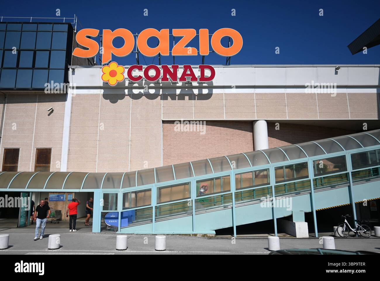 CONAD Spazio Supermercato - Supermarkt Einkaufszentrum in Pesaro. CONAD ist ein italienischer Kooperationsverband von Einzelhaendlern mit Sitz in Bologna. Der Verband vereint 3401 angeschlossene Verkaufsstellen mit insgesamt etwa 65800 Mitarbeitern in ganz Italien. Das Unternehmen erzielte im Jahr 2021 einen Umsatz von knapp 17 Milliarden Euro *** Conad Spazio Supermercato Supermarket Shopping Center in Pesaro Conad ist ein italienischer Kooperationsverband von Einzelhändlern mit Sitz in Bologna der Verband vereint 3401 Filialen mit insgesamt rund 65800 Mitarbeitern in ganz Italien Stockfoto