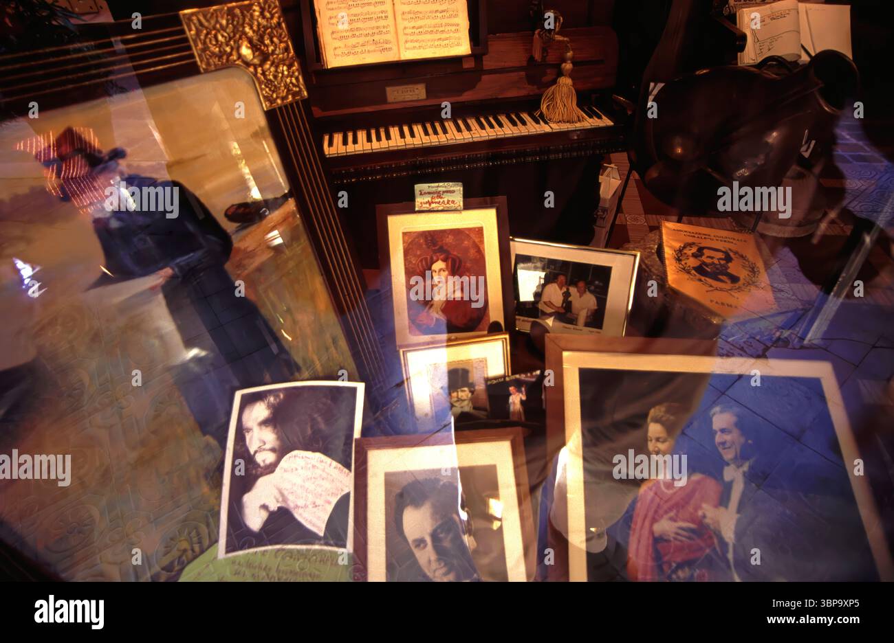 Schaufensterdekoration zu Ehren von Giuseppe Verdi, mit Bildern von Opernsängern und Aufführungen, Busseto, Provinz Parma, Emilia-Romagna, Italien, Europa Stockfoto