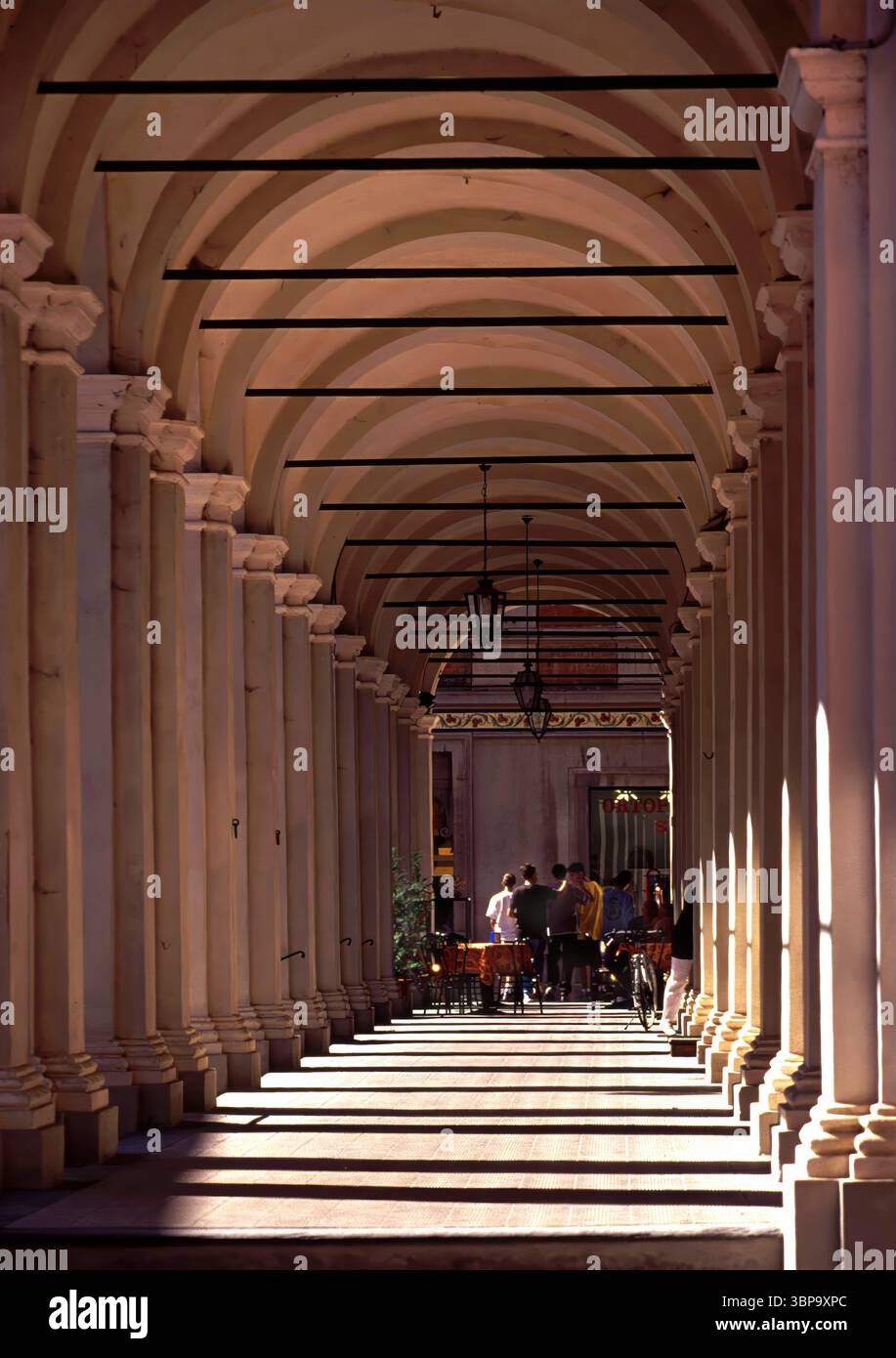 Kolonnade, Piazza Giuseppe Verdi, Altstadt von Busseto, Provinz Parma, Emilia-Romagna, Italien, Europa Stockfoto