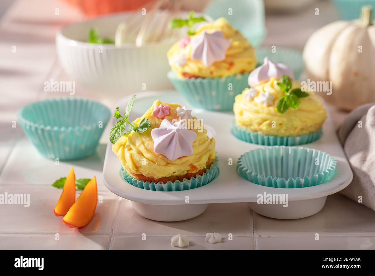 Hausgemachte Kürbismuffins, dekoriert mit Baisons und Streuseln. Dessert für Halloween. Stockfoto