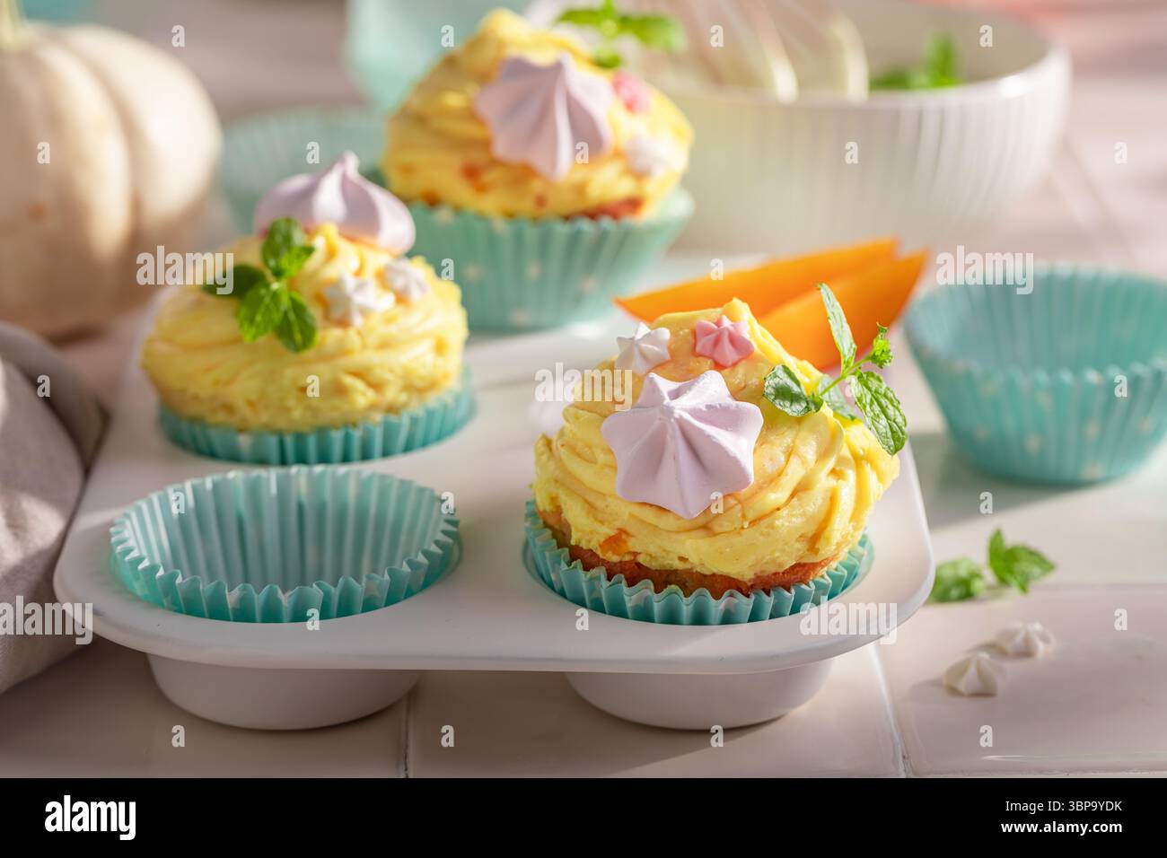 Traditionelle Kürbismuffins, dekoriert mit Baisons und Streuseln. Dessert für Halloween. Stockfoto
