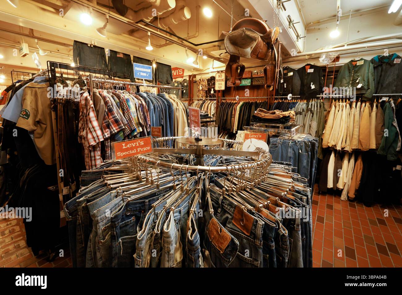 SHIMOKITAZAWA TOKIO, EIN PARADIES FÜR SECOND-HAND-KLEIDUNG Stockfoto