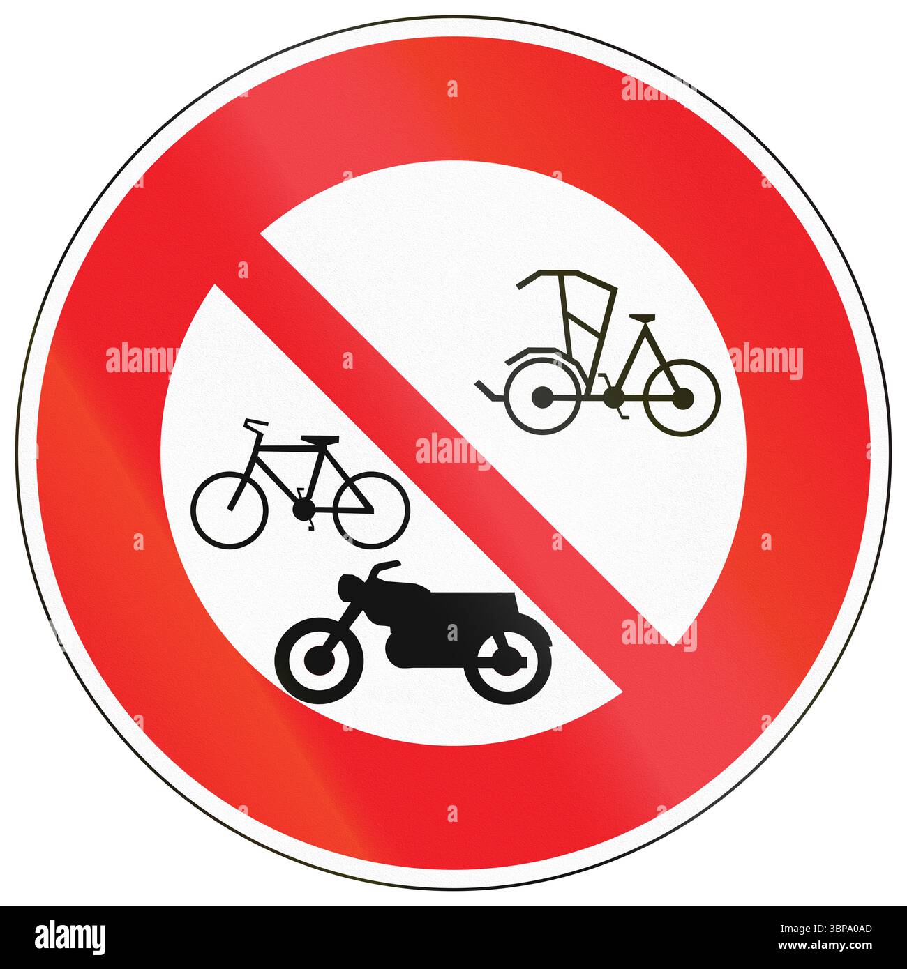 Regulatorisches Straßenschild in Kambodscha - kein Eintritt für Fahrrad, Motorrad und Dreirad. Stockfoto