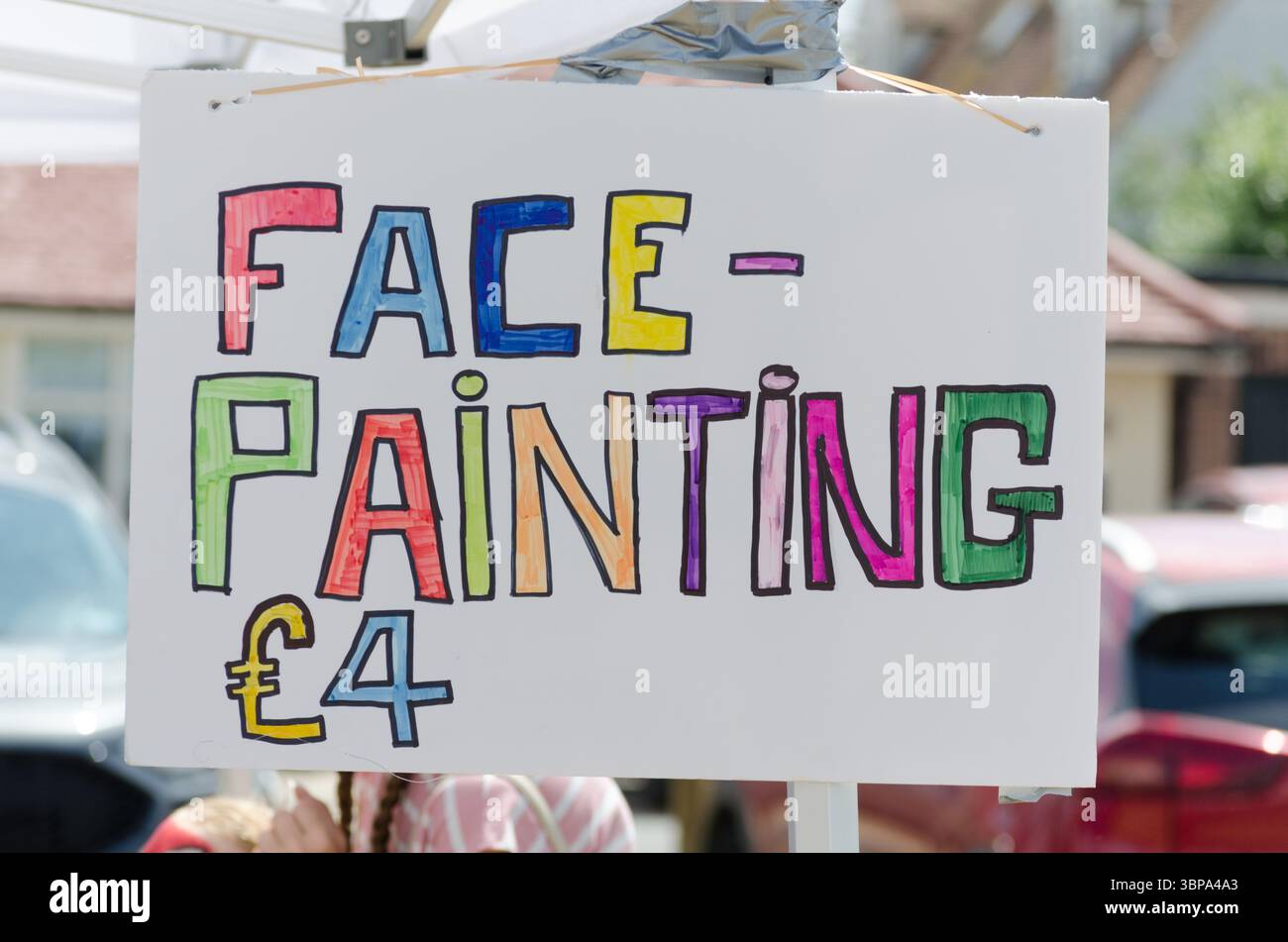 Ein Schild für Gesichtsbemalung in vielen verschiedenen Farben auf einem fest in essex an einem Sommertag in großbritannien Stockfoto
