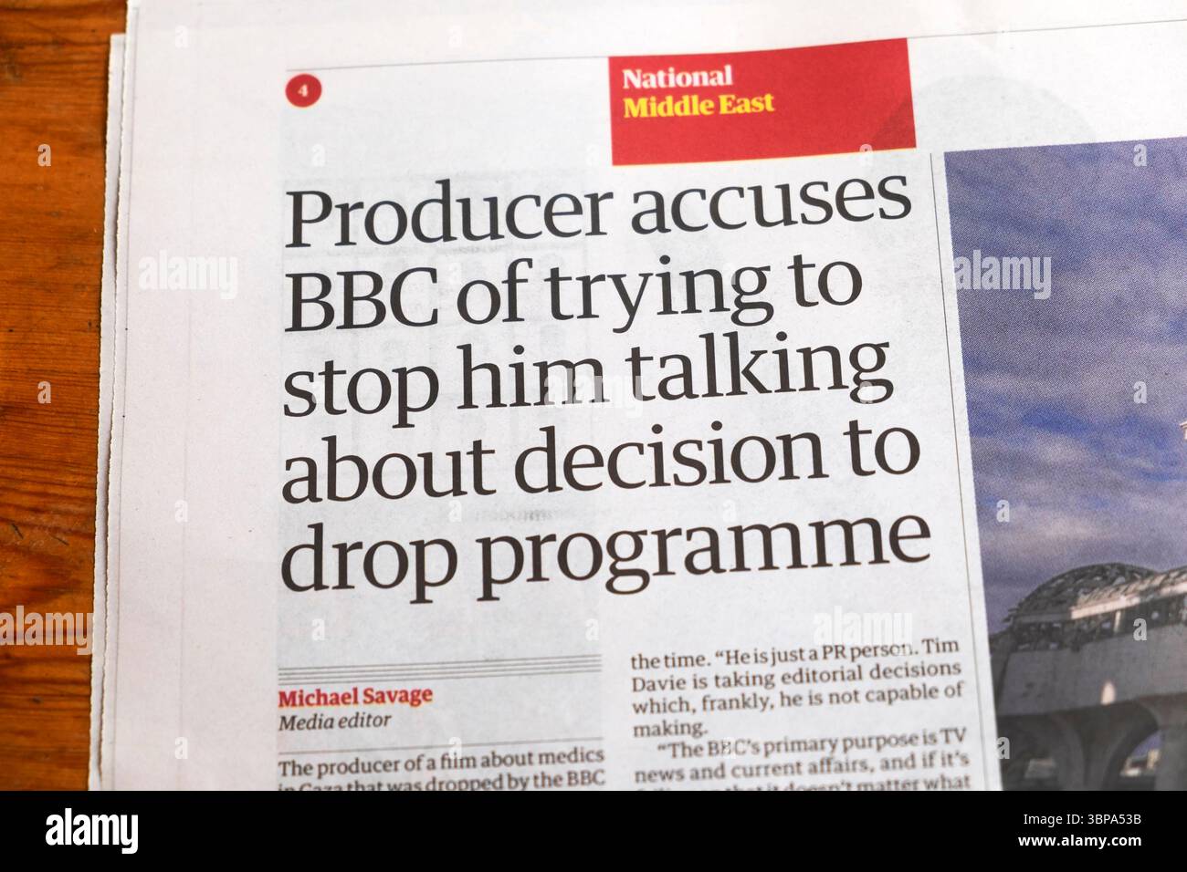 "Der Produzent wirft der BBC vor, ihn davon abzuhalten, über die Entscheidung zu sprechen, das Programm fallen zu lassen", titelt die Zeitung "Gaza Doctors artikel 2 Juli 2025 Vereinigtes Königreich" Stockfoto