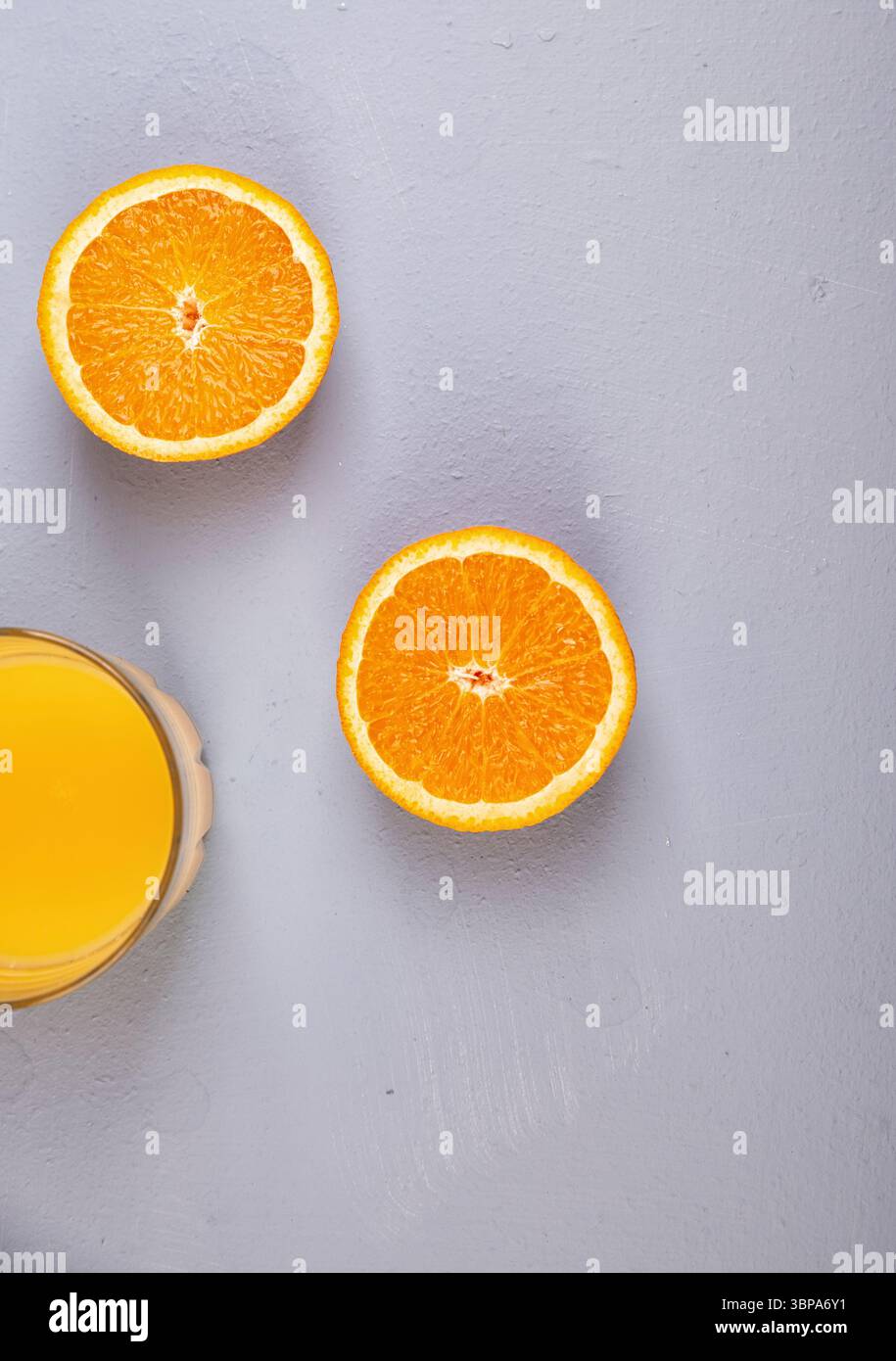 Schneiden Sie Orangen mit Orangensaft als flache Platte von oben nach unten. Kithen-Messer Stockfoto