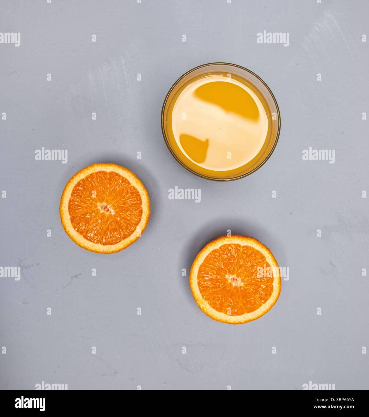 Schneiden Sie Orangen mit Orangensaft als flache Platte von oben nach unten. Kithen-Messer Stockfoto