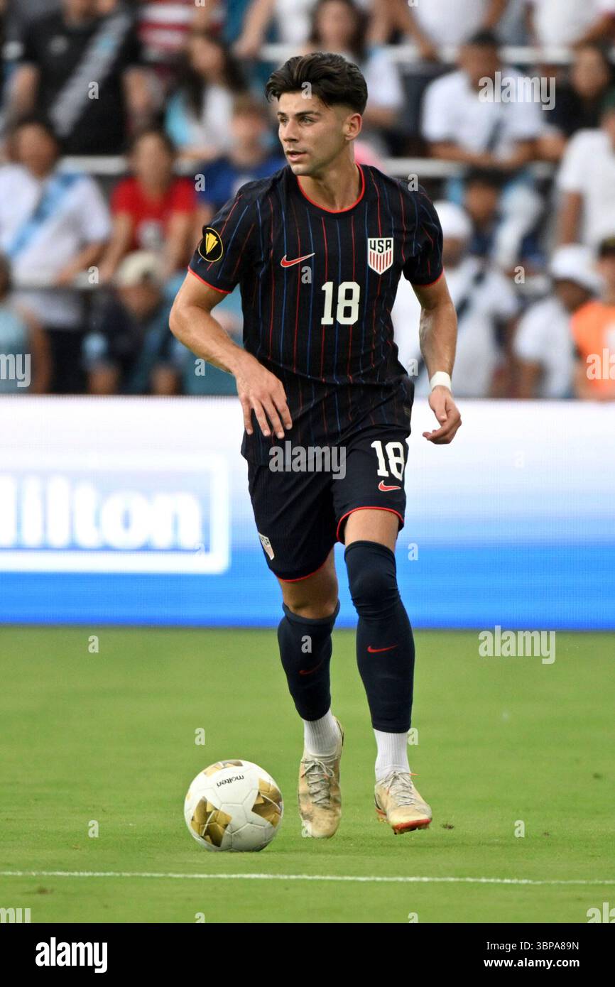 United States midfielder Max Arfsten (18) in action during the first half of a CONCACAF Gold Cup semifinal soccer match against Guatemala, Wednesday, July 2, 2025, in St. Louis. (AP Photo/Connor Hamilton) Stockfoto