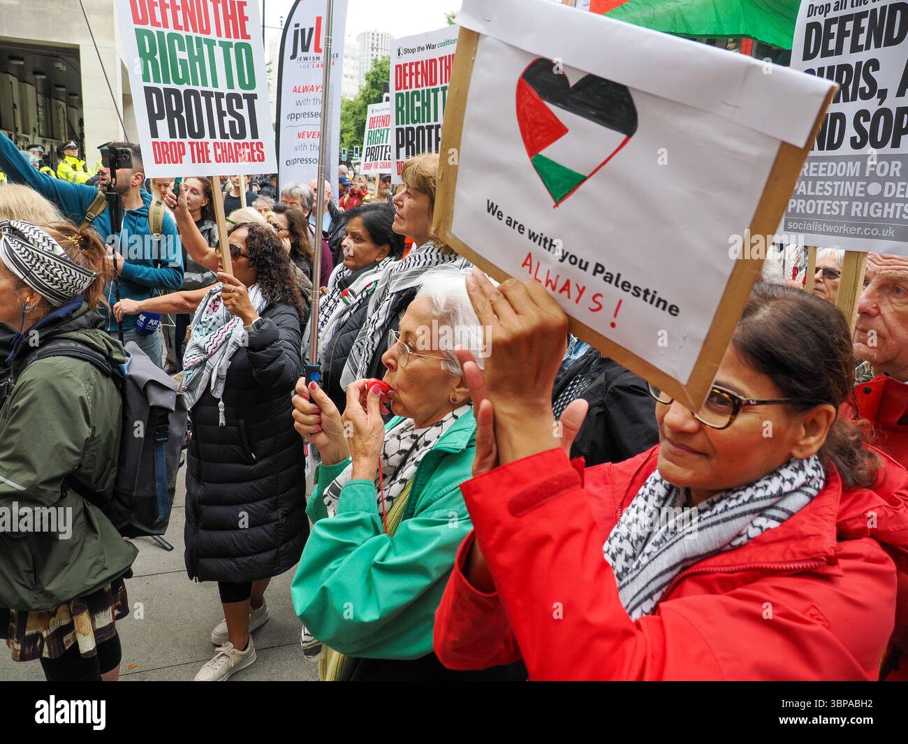 London, Westminster Magistrates Court, 7. Juli 2025. Chris Nineham und Ben Jamal, die beide am 19. Januar bei einer Demonstration bei der BBC verhaftet wurden, besuchen das Gericht, um sich über das neue Datum ihres verschobenen Gerichtsverfahrens zu informieren. Die Demonstranten draußen verteidigen das Recht auf Protest und fordern, dass die Anklage fallen gelassen wird. Stockfoto