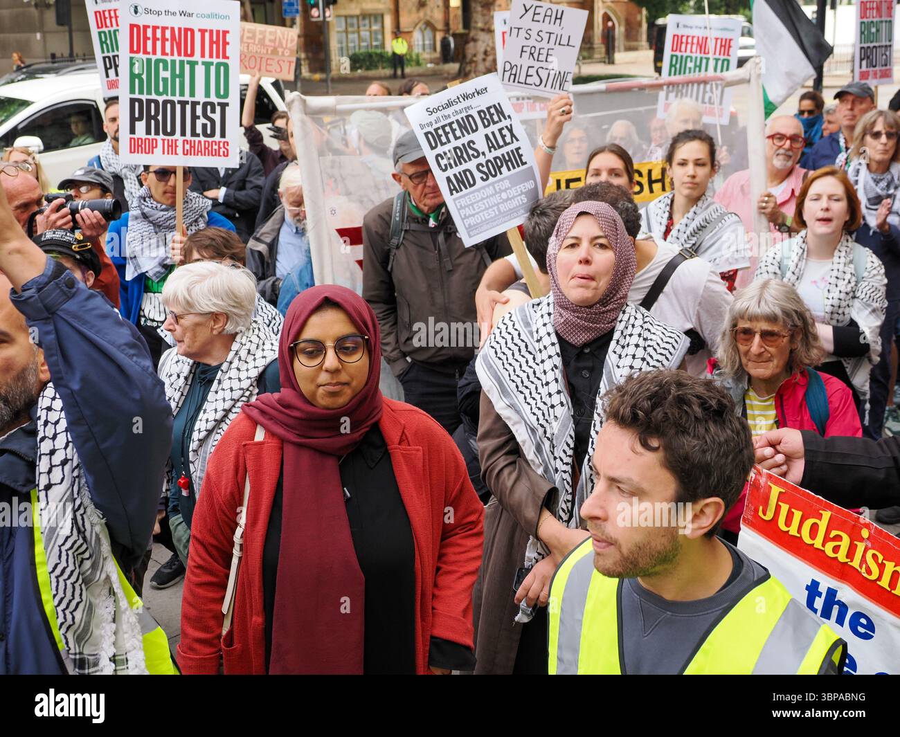 London, Westminster Magistrates Court, 7. Juli 2025. Chris Nineham und Ben Jamal, die beide am 19. Januar bei einer Demonstration bei der BBC verhaftet wurden, besuchen das Gericht, um sich über das neue Datum ihres verschobenen Gerichtsverfahrens zu informieren. Die Demonstranten draußen verteidigen das Recht auf Protest und fordern, dass die Anklage fallen gelassen wird. Stockfoto