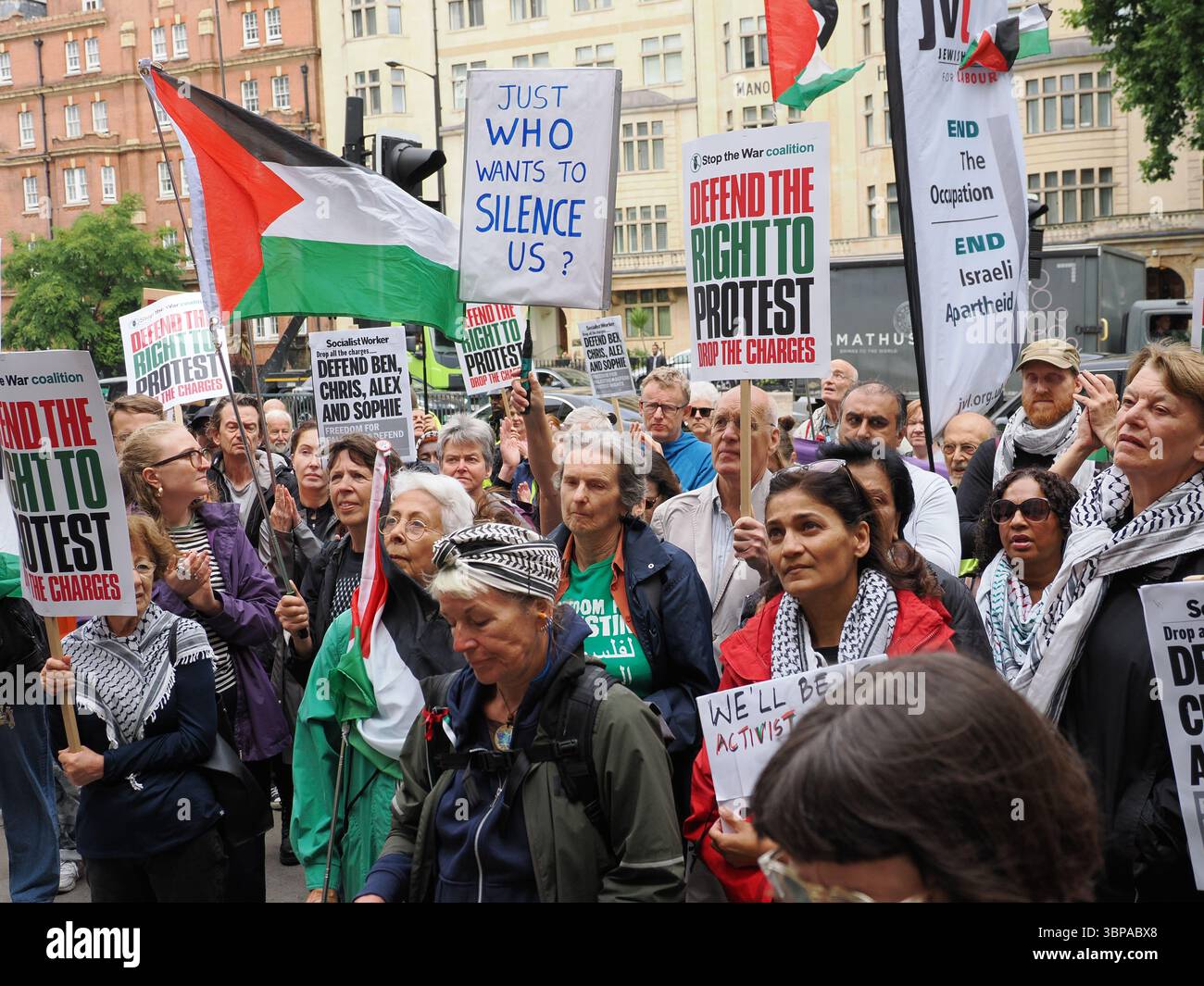 London, Westminster Magistrates Court, 7. Juli 2025. Chris Nineham und Ben Jamal, die beide am 19. Januar bei einer Demonstration bei der BBC verhaftet wurden, besuchen das Gericht, um sich über das neue Datum ihres verschobenen Gerichtsverfahrens zu informieren. Die Demonstranten draußen verteidigen das Recht auf Protest und fordern, dass die Anklage fallen gelassen wird. Stockfoto