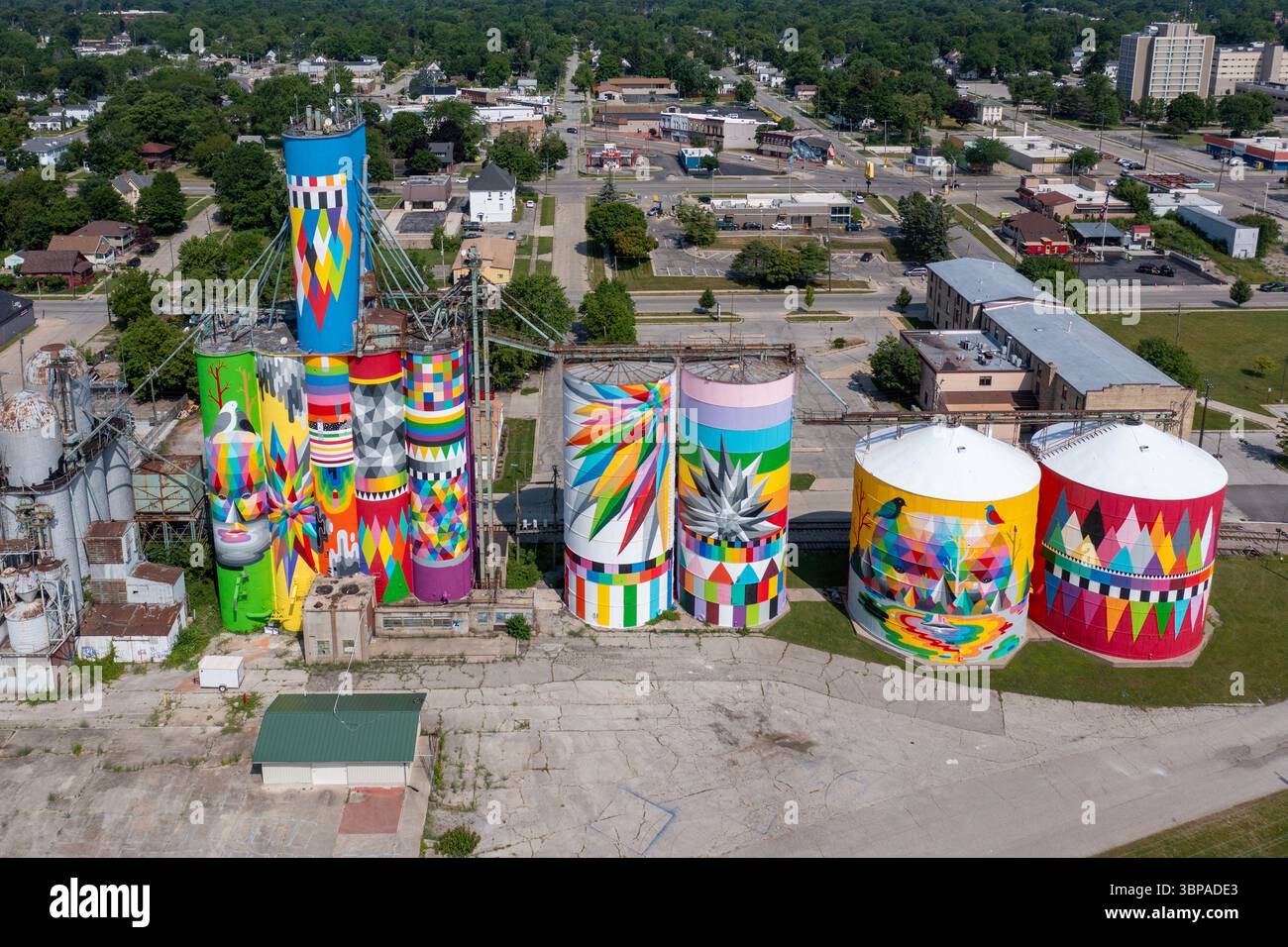 Saginaw, Michigan - das helle Wandbild von Shine auf verlassenen Getreideaufzügen. Das Wandbild entstand, als die Gemeinde 50.000 US-Dollar sammelte, um spanische Stre zu bringen Stockfoto