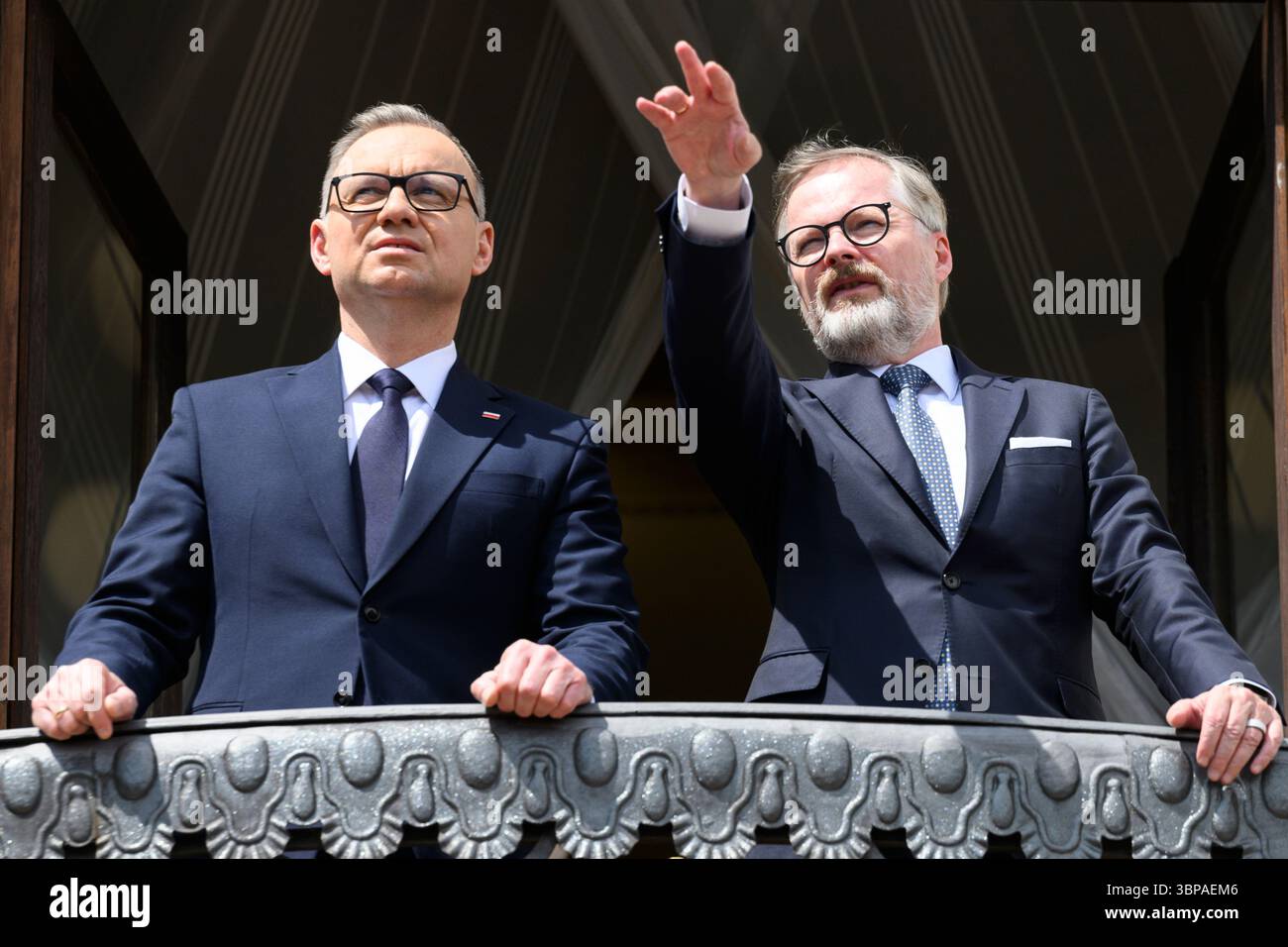 Prag, Tschechische Republik. Juli 2025. Der tschechische Premierminister Petr Fiala (rechts) empfängt den scheidenden polnischen Präsidenten Andrzej Duda am 7. Juli 2025 in der Villa Kramar, Prag, Tschechische Republik. Quelle: Michal Kamaryt/CTK Photo/Alamy Live News Stockfoto