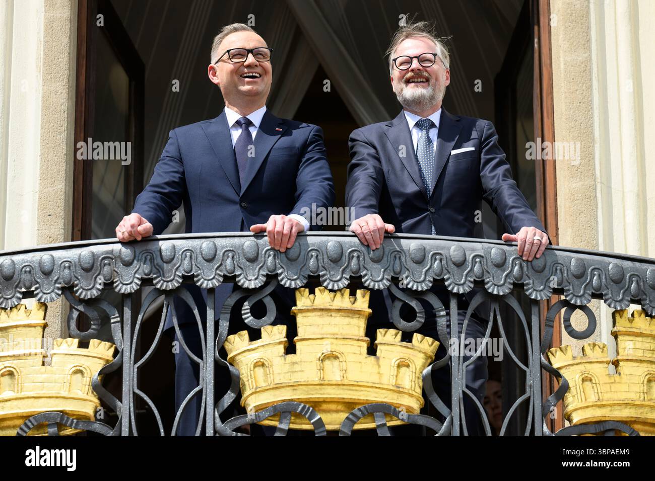 Prag, Tschechische Republik. Juli 2025. Der tschechische Premierminister Petr Fiala (rechts) empfängt den scheidenden polnischen Präsidenten Andrzej Duda am 7. Juli 2025 in der Villa Kramar, Prag, Tschechische Republik. Quelle: Michal Kamaryt/CTK Photo/Alamy Live News Stockfoto