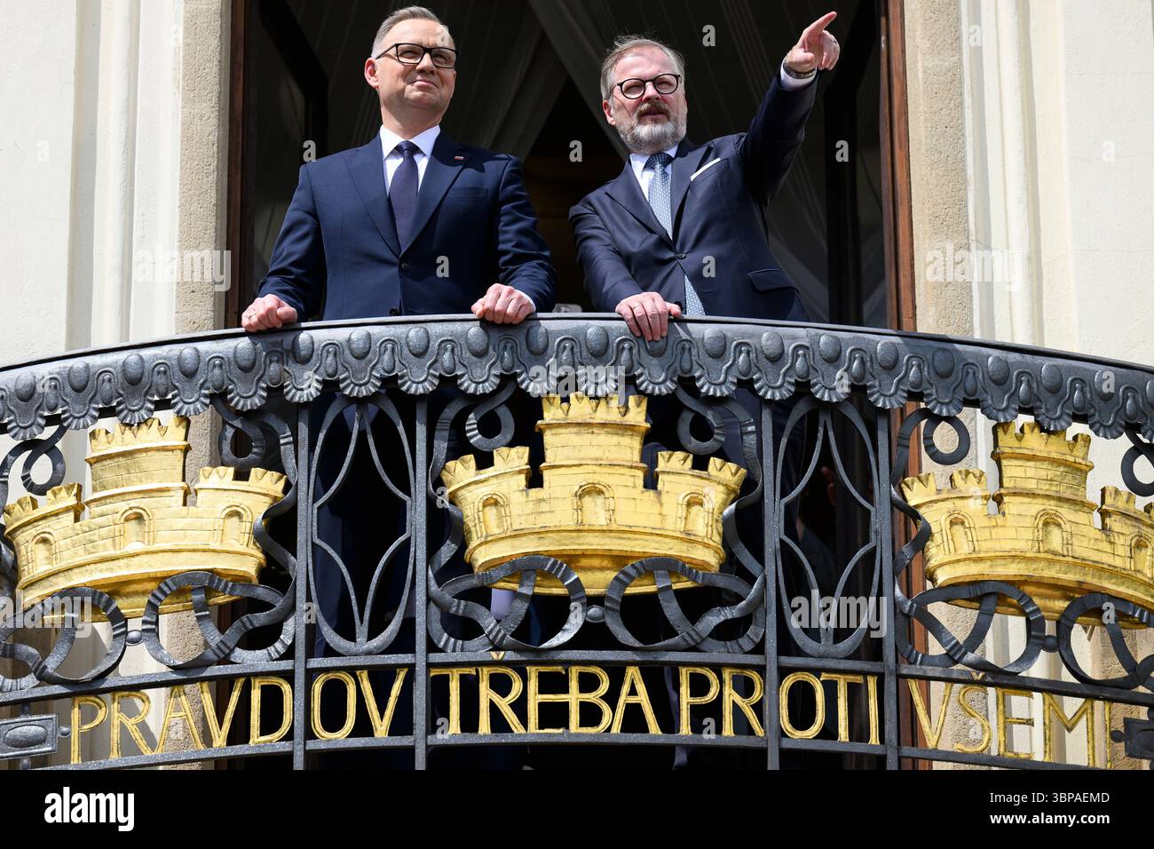Prag, Tschechische Republik. Juli 2025. Der tschechische Premierminister Petr Fiala (rechts) empfängt den scheidenden polnischen Präsidenten Andrzej Duda am 7. Juli 2025 in der Villa Kramar, Prag, Tschechische Republik. Quelle: Michal Kamaryt/CTK Photo/Alamy Live News Stockfoto